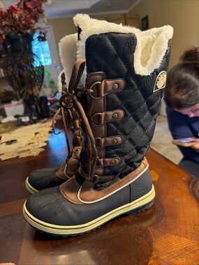 Global Win Quilted Black and Brown Lace-Up Winter Boots with Cream Shearling